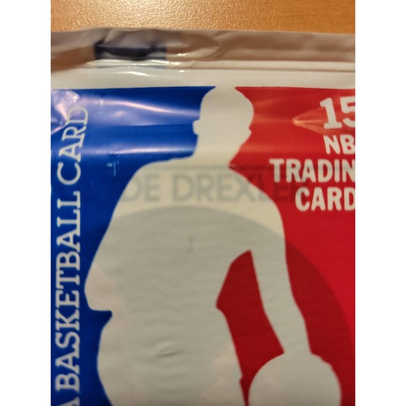1989-90 NBA Hoops Sealed Wax Pack w/#190 Clyde Drexler on front - Picture 2 of 3